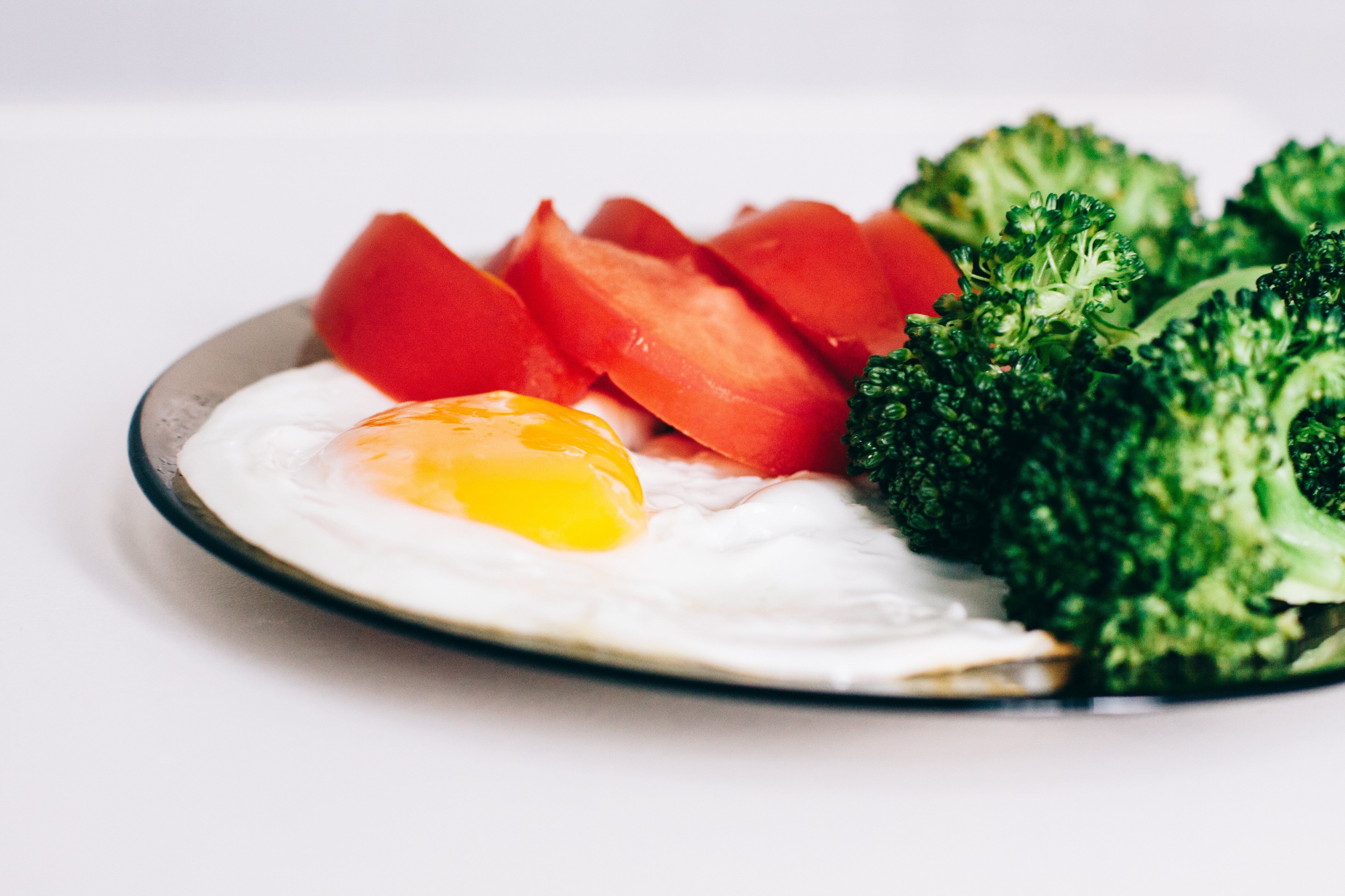 Breakfast of egg, tomato and broccoli