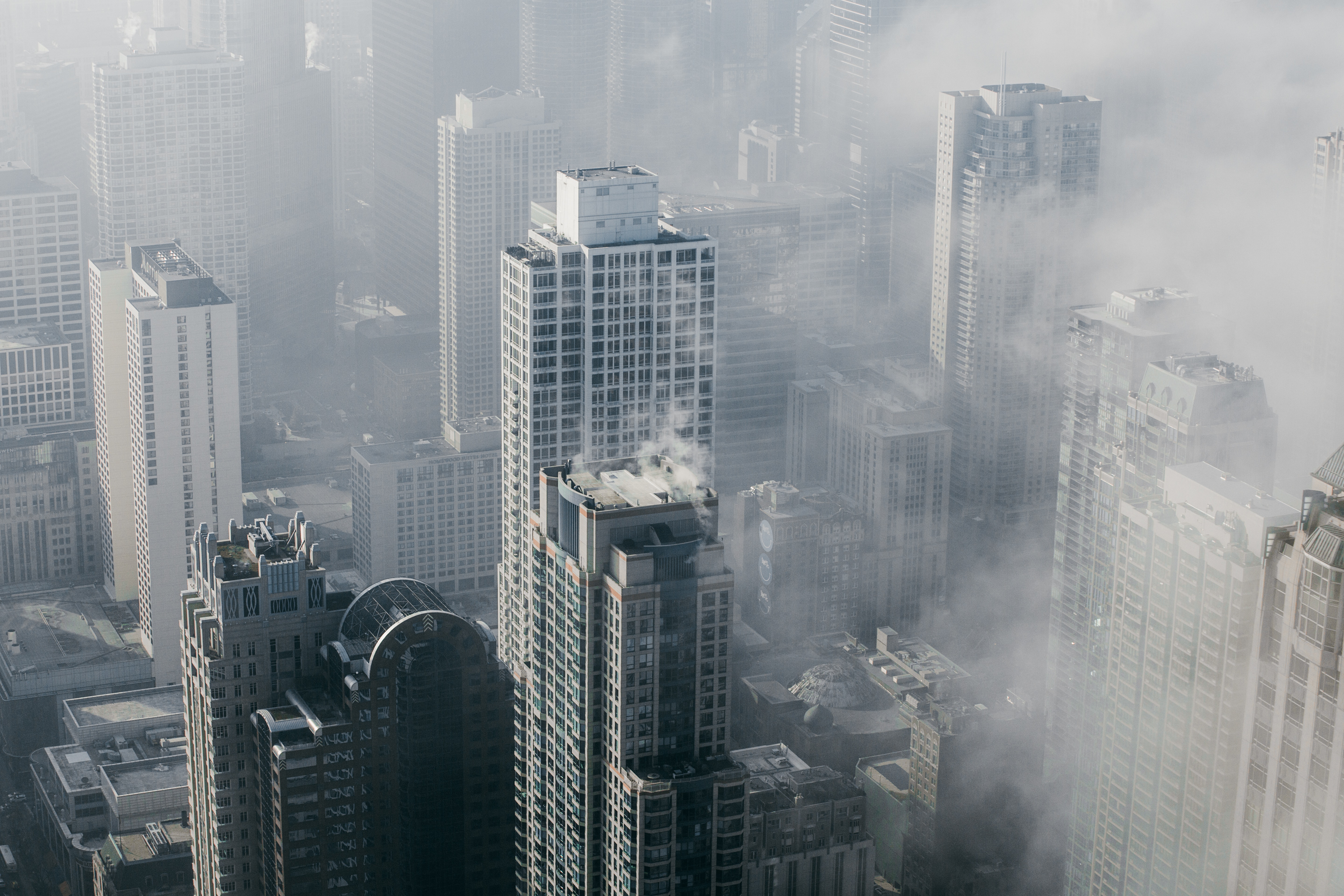 Небоскреб клип. Небоскребы Нью-Йорка в тумане. Высотки в тумане. Город в тумане. Небоскребы туман в городе.