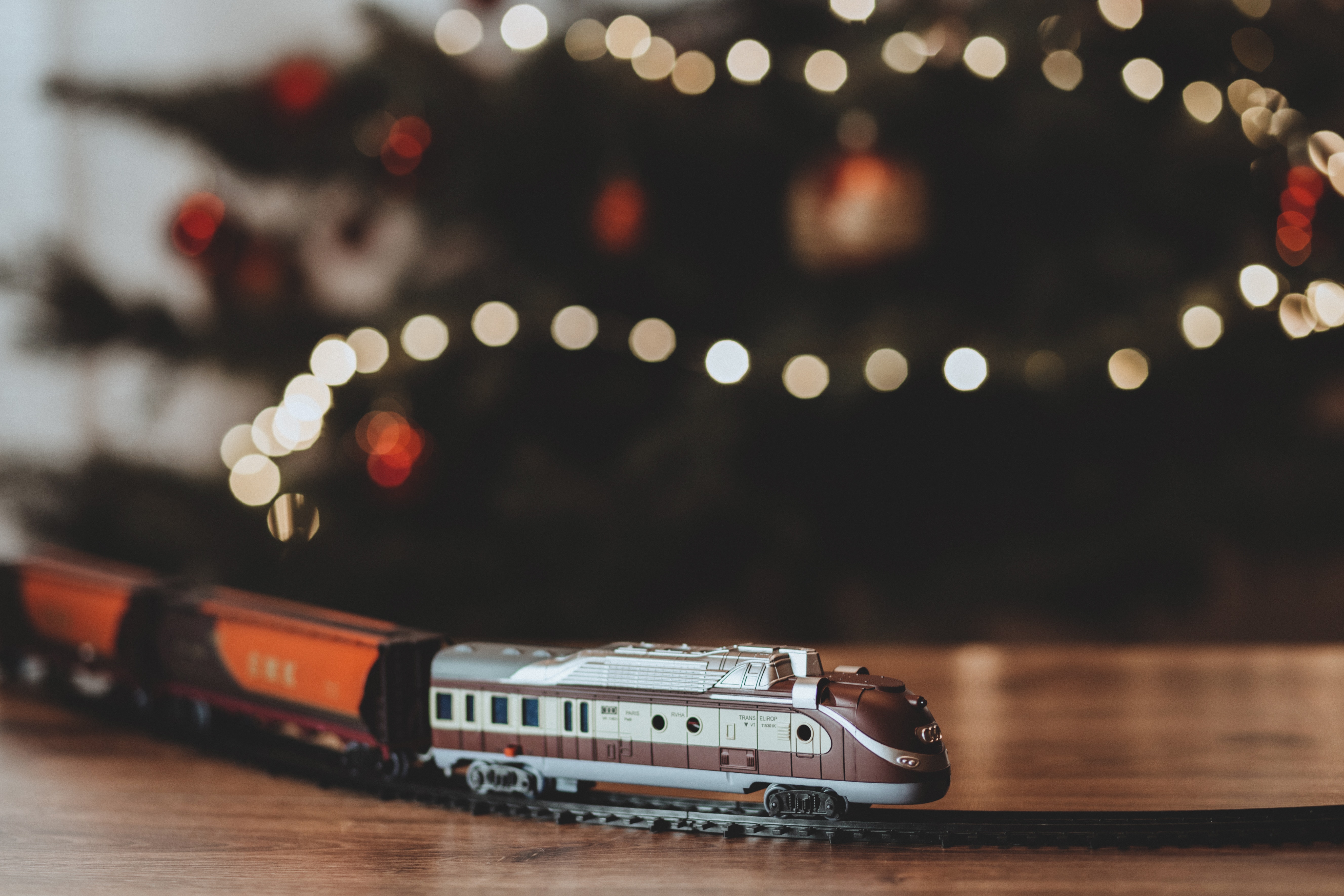 Shallow focus photography of a gray train plastic toy